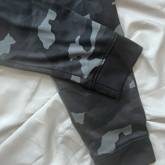 Under Armour Youth boys L camo print loose fit joggers. - Picture 2 of 5